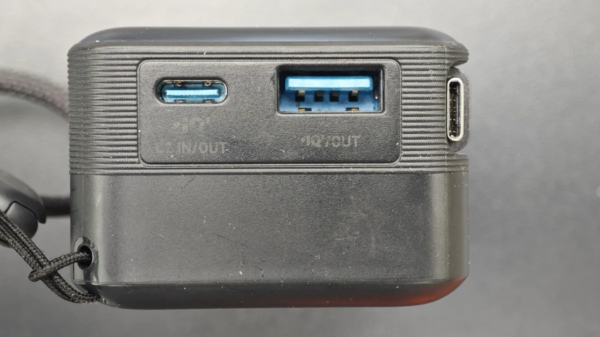 Nahaufnahme der Anschlüsse der Anker Nano Powerbank: USB-C-Ein-/Ausgang und USB-A-Ausgang