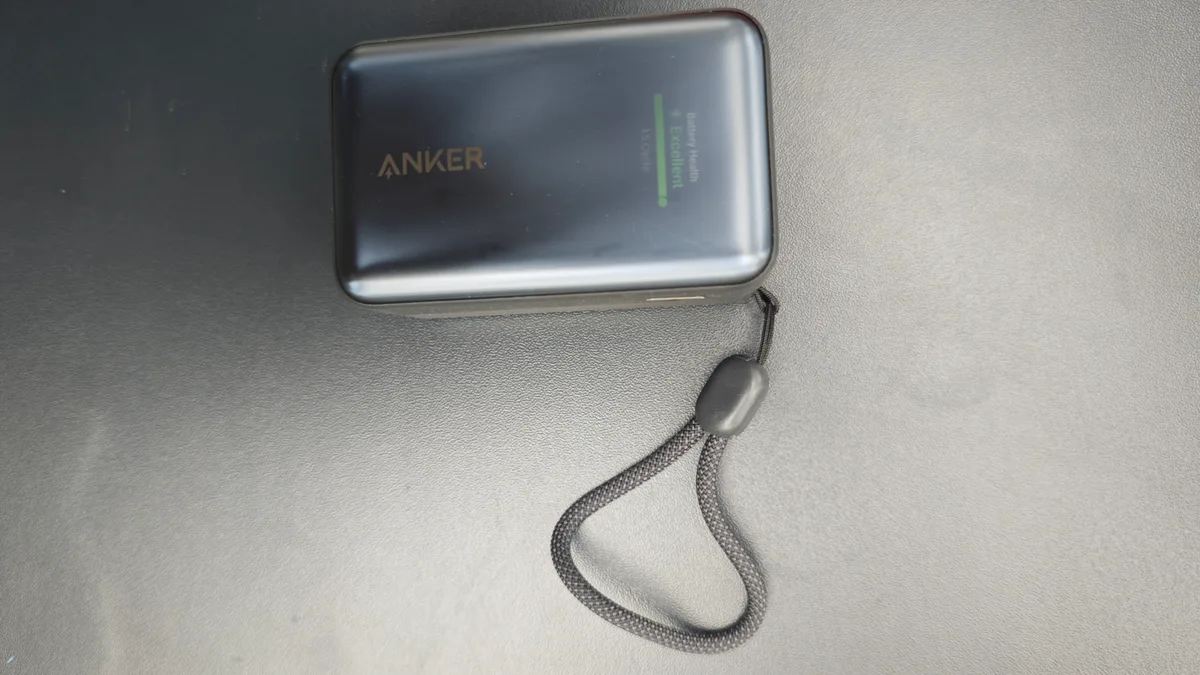 Anker Nano Powerbank von oben mit Akkuzustands-Anzeige 'Battery Health Excellent' und 15 Ladezyklen