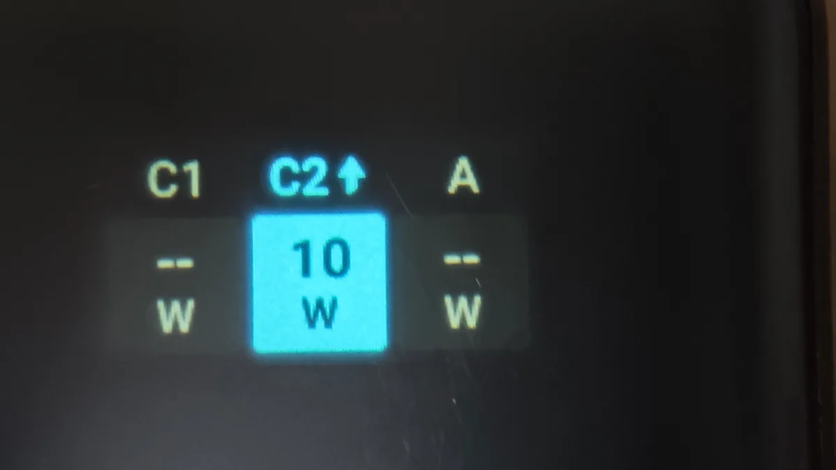 Display der Anker Nano Powerbank zeigt eine Leistung von 10 Watt am Anschluss C2