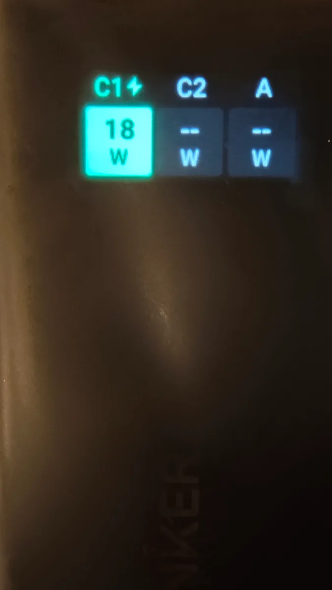 Display der Anker Nano Powerbank zeigt eine Ladeleistung von 18 Watt am Anschluss C1
