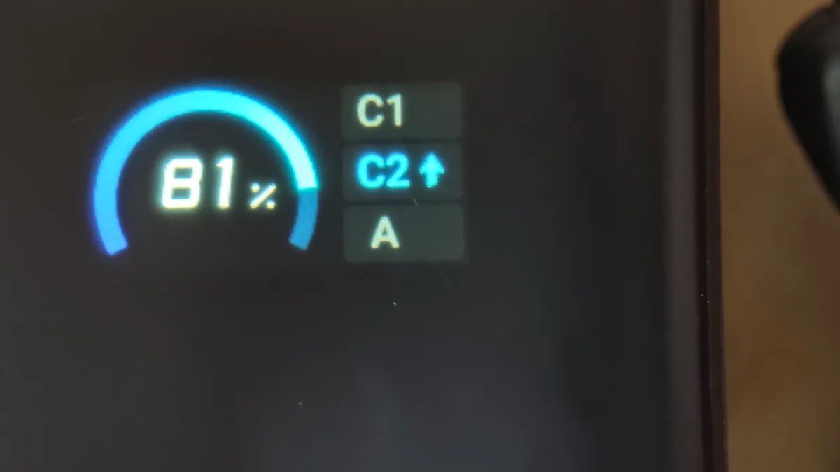 Display der Anker Nano Powerbank zeigt 81 Prozent Akkustand mit den Anschlüssen C1, C2 und A