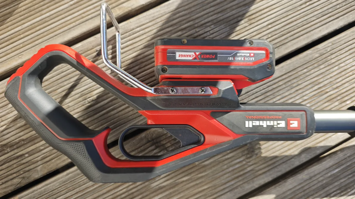 Griffende der Einhell GP-LS 18/35 Li BL-Solo mit eingesetztem Power-X-Change-Akku