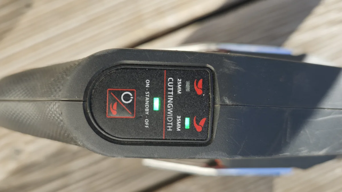 Bedienfeld der Einhell GP-LS 18/35 Li BL-Solo mit Ein/Standby/Aus-Schalter und Anzeige für 25-mm- und 35-mm-Schnittbreite