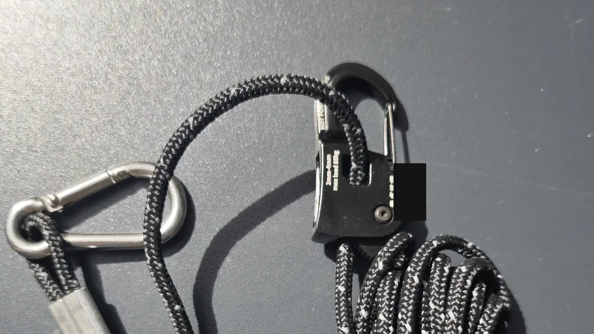 Vollständiges Set aus Seil, Klemm-Mechanismus und separatem Schraubkarabiner
