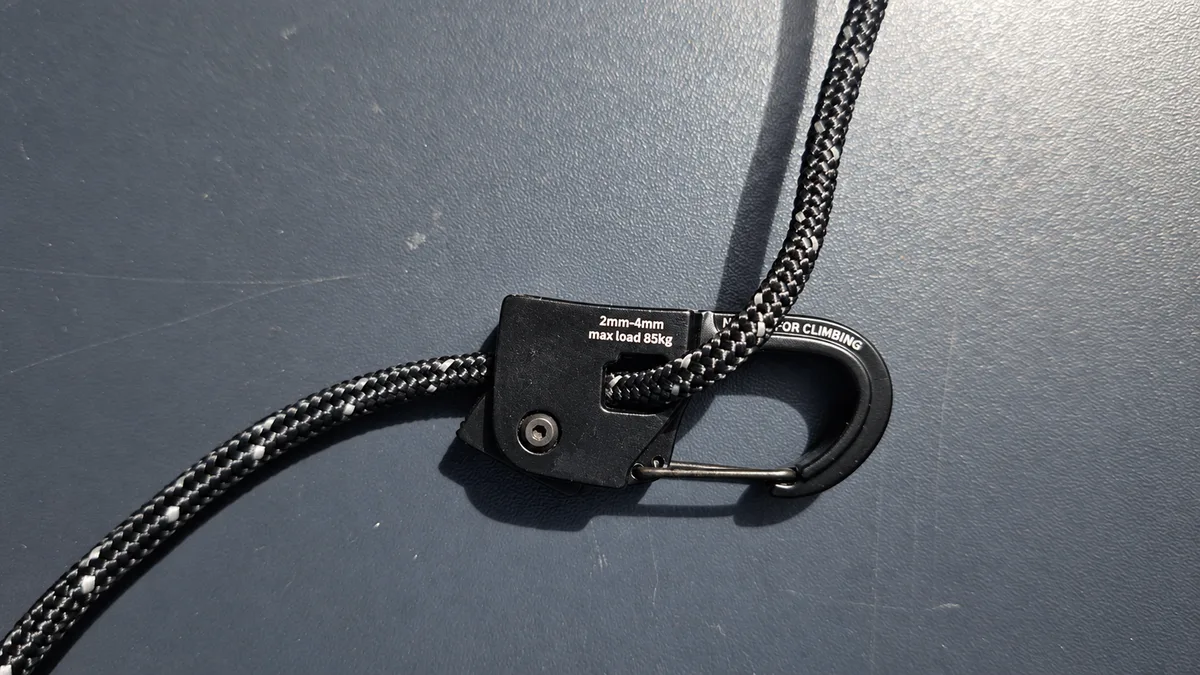 Nahaufnahme des Klemm-Mechanismus mit Karabiner und durchgeführtem Seil