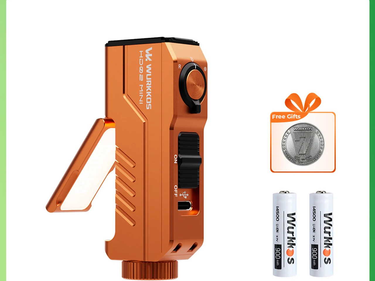 Wurkkos HD02 Mini in Orange mit ausgeklapptem Seitenlicht, Jubiläumsmünze und zwei 14500-Akkus